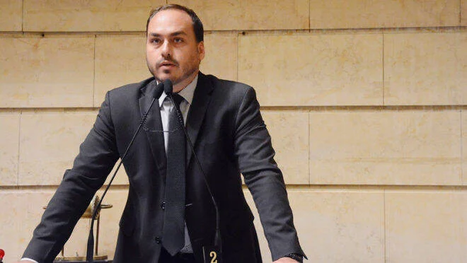 Carlos Bolsonaro é lançado ao Senado por SC em convenção tensa com vídeo do pai