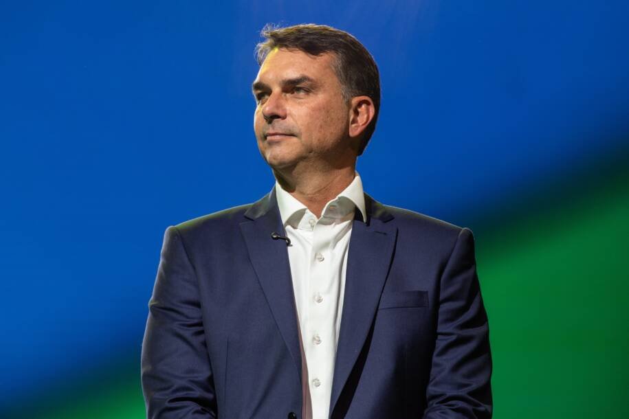 Carlos e Flávio Bolsonaro atacam STF em convenção do PL em Santa Catarina