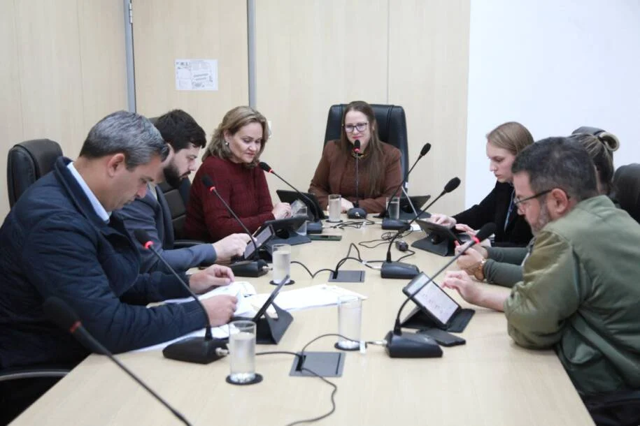 CCJ de Blumenau aprova cinco projetos e analisa veto parcial em reunião tensa