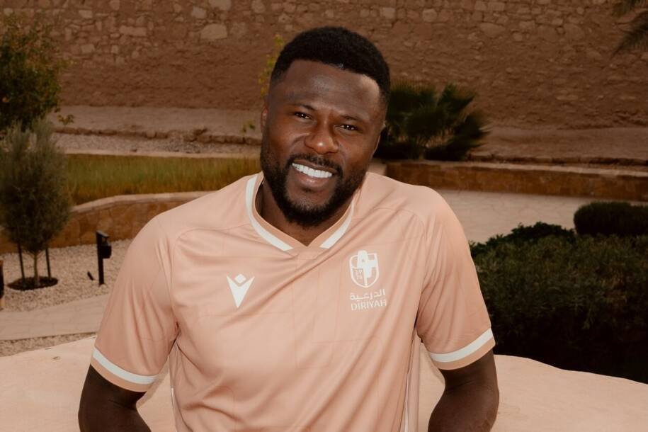 Chancel Mbemba assina com Al-Diriyah e ignora Botafogo em transferência polêmica
