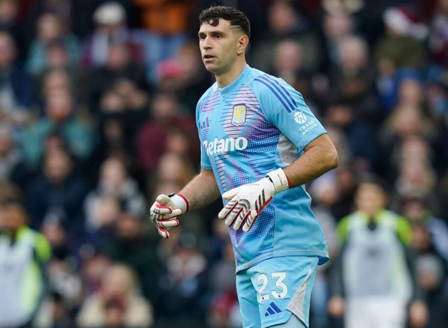 Chelsea avalia proposta por Emiliano Martínez após erros de goleiro titular