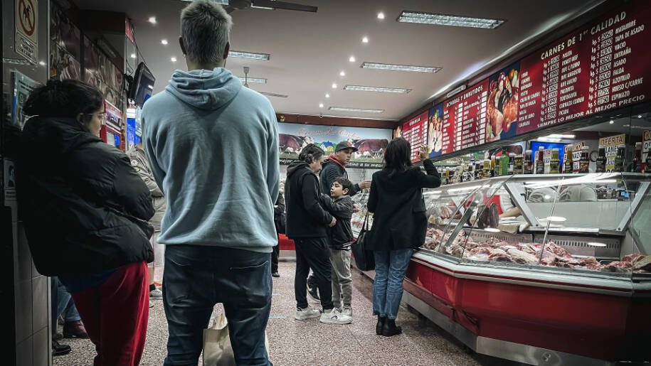 China impõe tarifa de 55% e UE exclui Brasil, pressionando frigoríficos