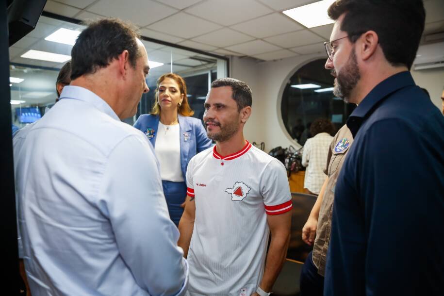 Cleitinho Azevedo apoia Flávio Bolsonaro e critica Republicanos por atraso