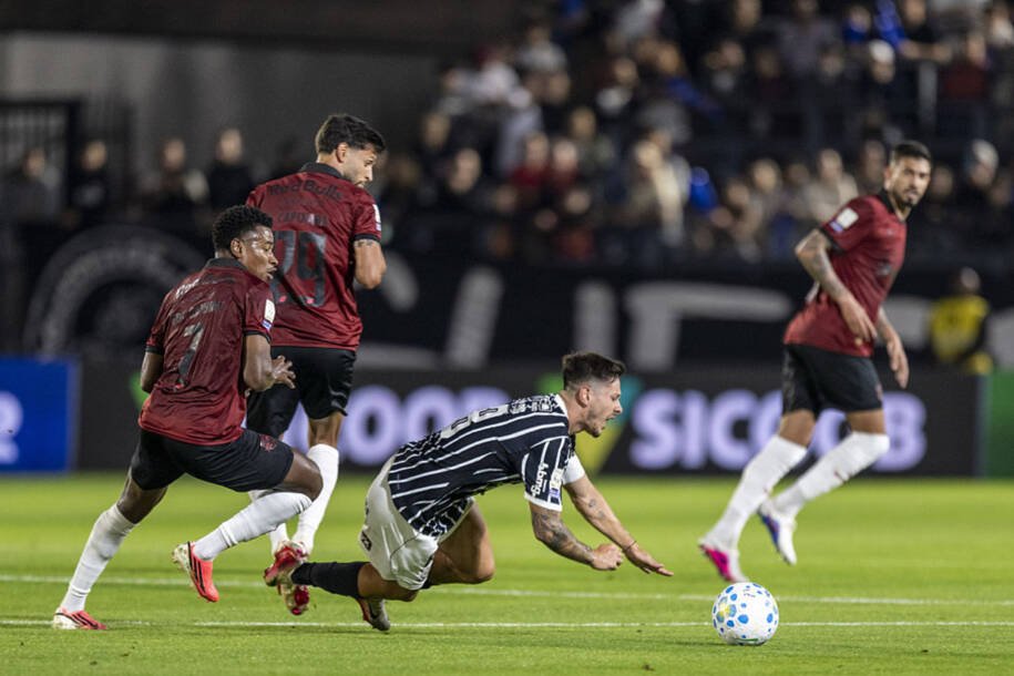 Corinthians derruba Red Bull Bragantino e encerra invencibilidade em jogo tenso