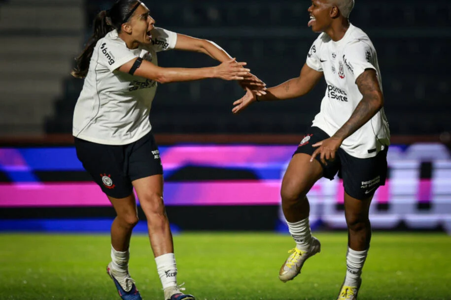 Corinthians supera Flamengo com gol de Jhonson e retoma liderança do Brasileirão
