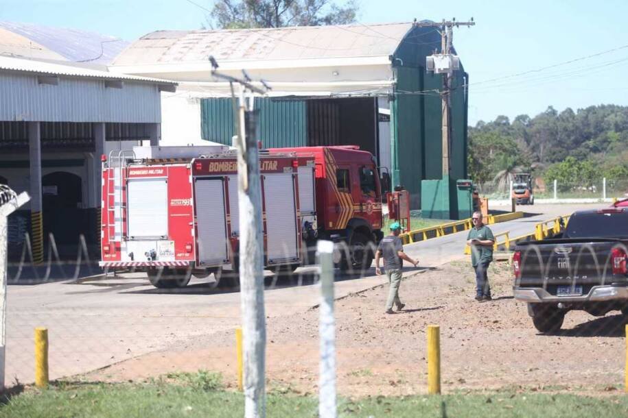 Corpo de Bombeiros mobiliza equipes após explosão em fábrica de ração em Campo Grande
