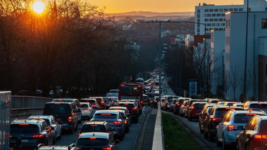 Crescimento de carros elétricos provoca silêncio e alerta sobre segurança nas cidades