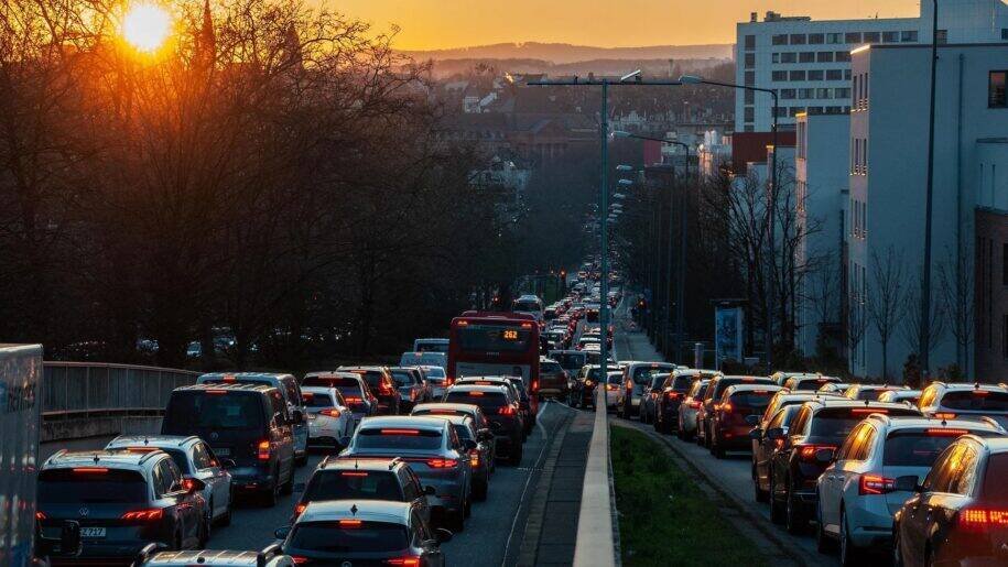 Crescimento de carros elétricos provoca silêncio e alerta sobre segurança nas cidades