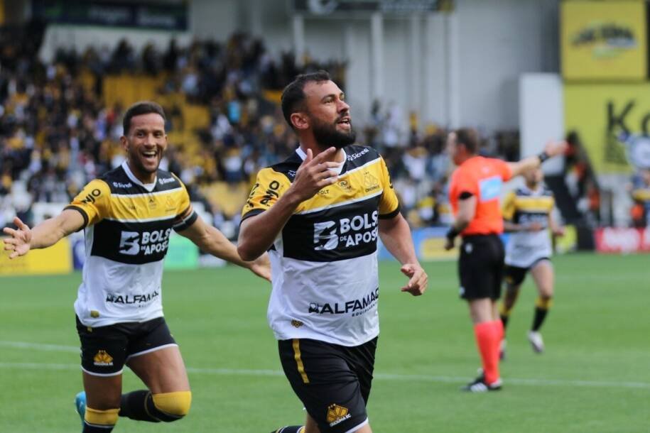 Criciúma vence Goiás por 1 a 0 e se mantém na liderança da Série B