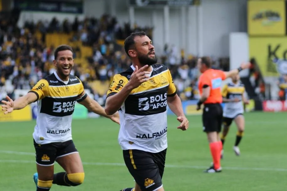 Criciúma vence Goiás por 1 a 0 e se mantém na liderança da Série B