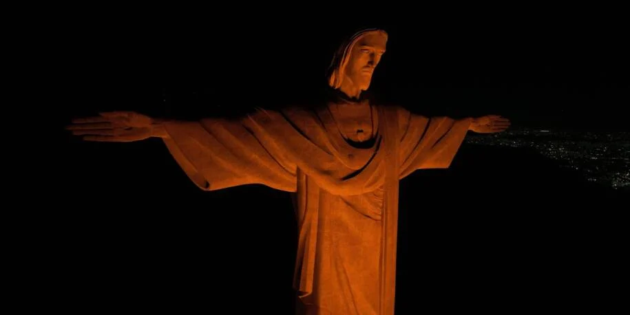 Cristo Redentor ilumina laranja e destaca 20 anos da Lei Maria da Penha contra feminicídio