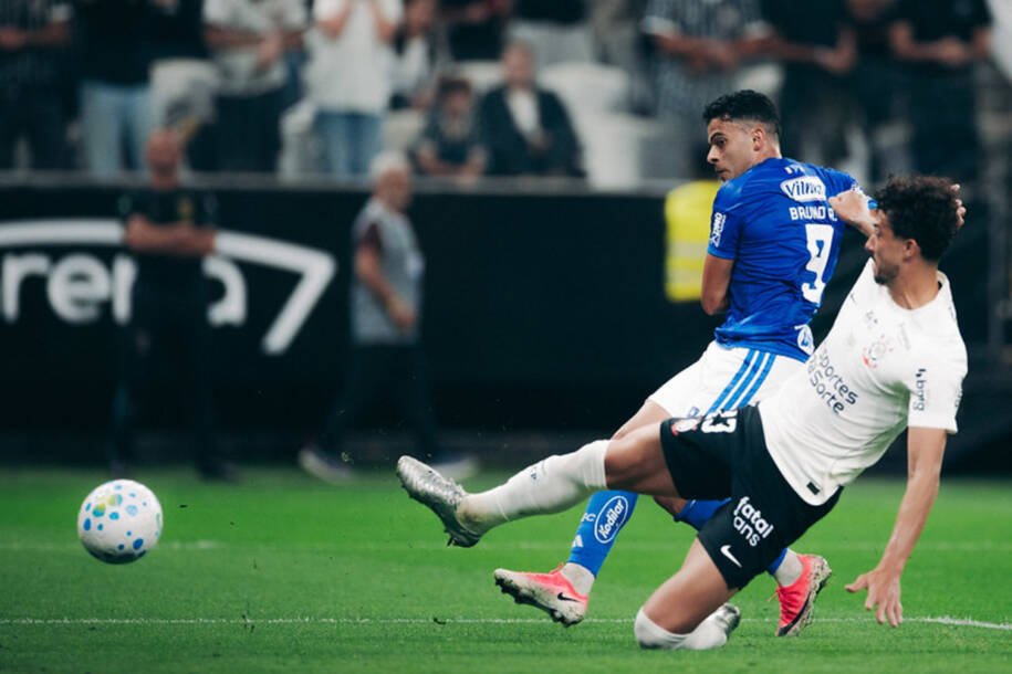 Cruzeiro desbanca Corinthians na Neo Química Arena e garante vitória emocionante!