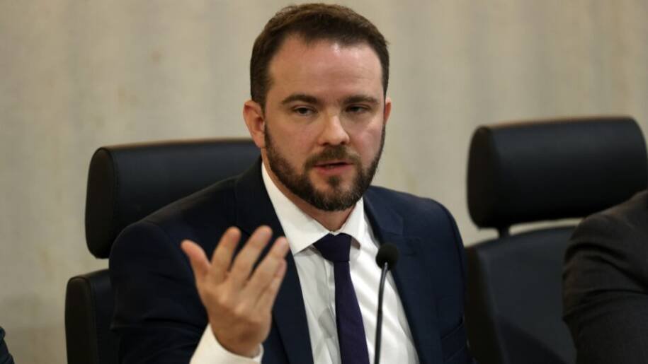 Dario Durigan critica juros altos e defende ajuste fiscal para Lula em 2026