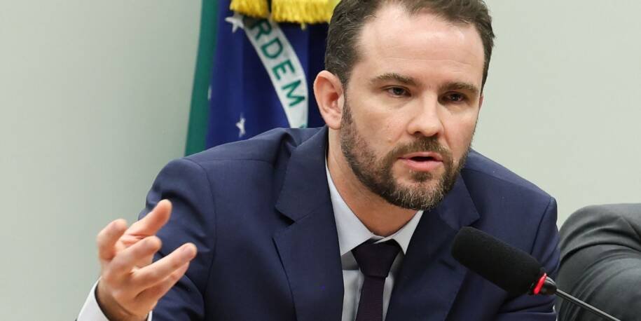 Dario Durigan defende abertura do comércio exterior e gera tensão com EUA