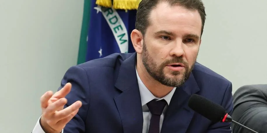 Dario Durigan defende abertura do comércio exterior e gera tensão com EUA