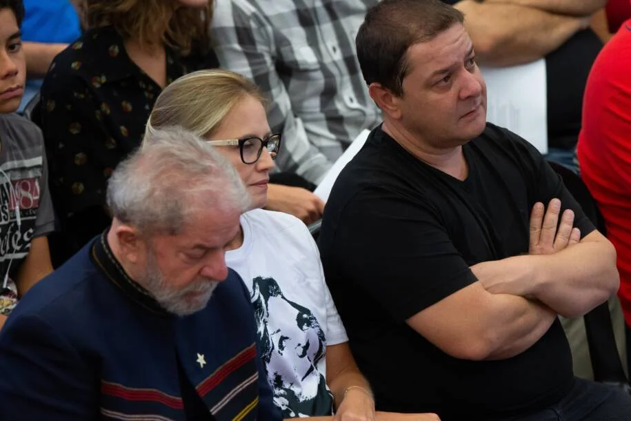 Datafolha revela Lula à frente de Flávio Bolsonaro, mas avaliação de governo despenca