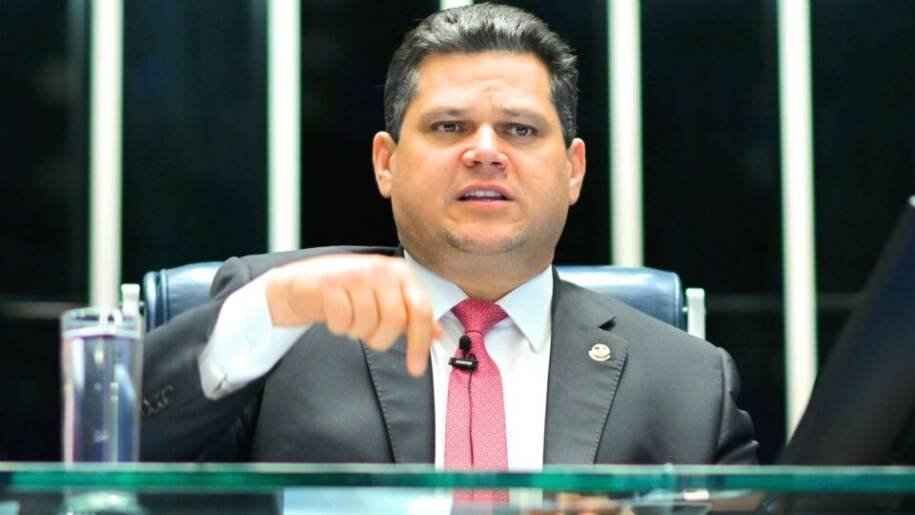 Davi Alcolumbre alerta: novos pisos salariais podem asfixiar prefeituras brasileiras