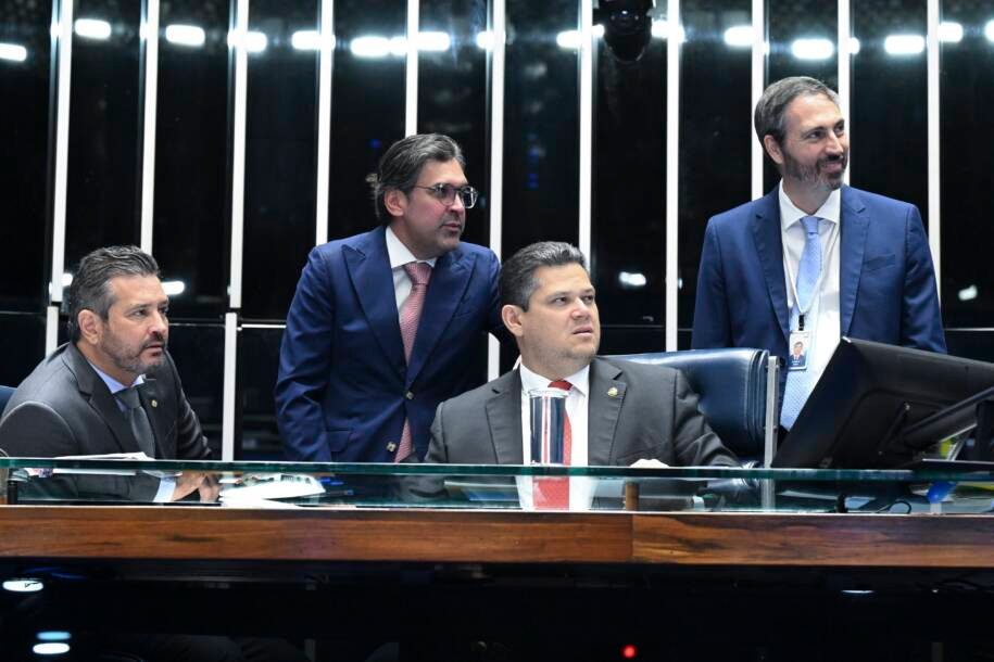 Davi Alcolumbre avança PEC do fim da escala 6x1 com apoio de Lula e Teresa Leitão