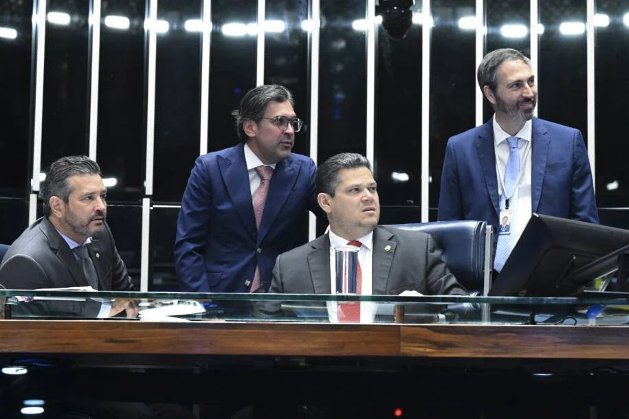 Davi Alcolumbre avança PEC do fim da escala 6×1 com apoio de Lula e Teresa Leitão