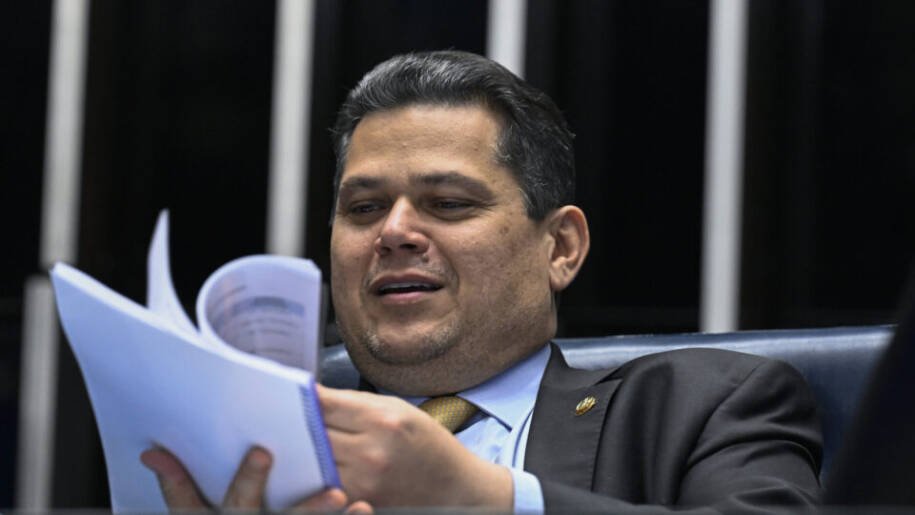 Davi Alcolumbre celebra descoberta de petróleo no Amapá e pressiona por exploração