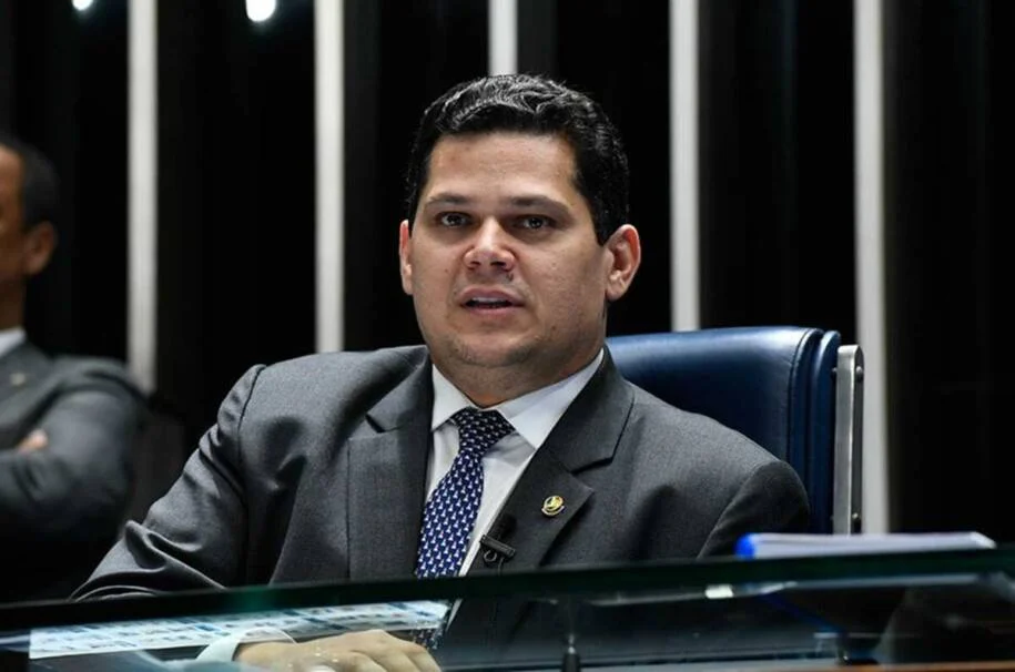 Davi Alcolumbre destrava PEC do fim da 6×1 após pressão do MDB e PT