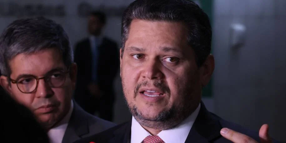 Davi Alcolumbre envia PEC do fim da escala 6×1 e gera tensão no Senado