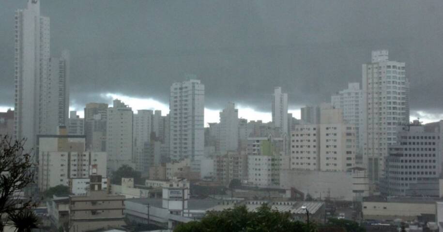 Defesa Civil alerta Balneário Camboriú para temporais com granizo e chuva intensa