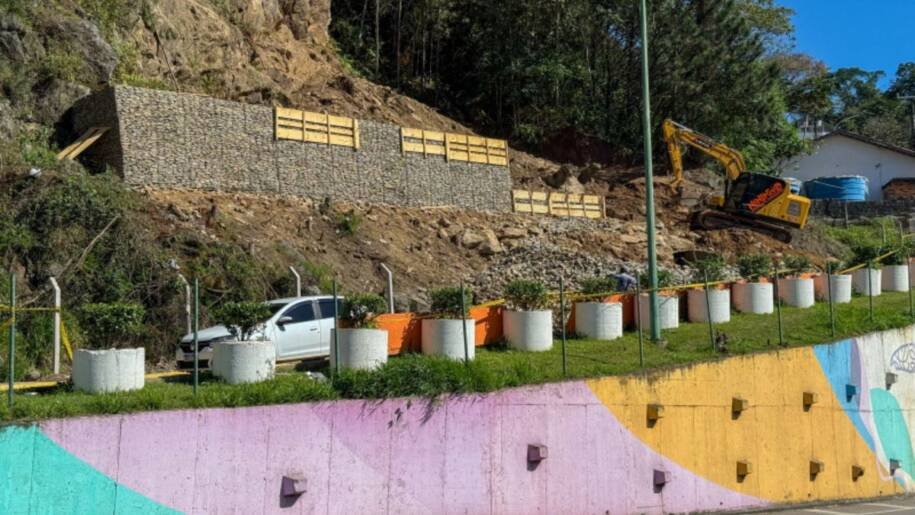 Defesa Civil de Balneário Camboriú inicia muro de contenção após desprendimento