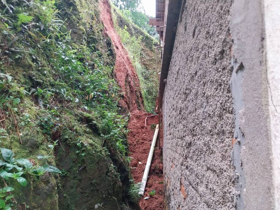 Defesa Civil e Bombeiros atuam após deslizamento de talude em Brusque