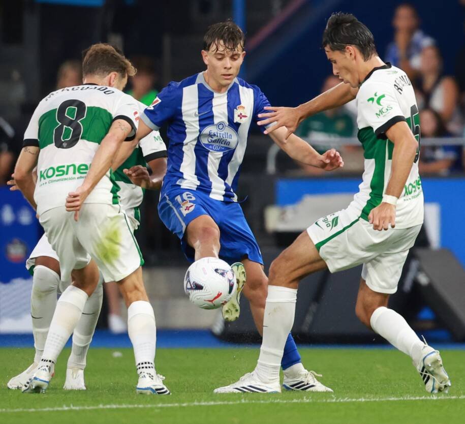 Deportivo La Coruña empata com Elche na estreia do Espanhol com gol de Aubameyang