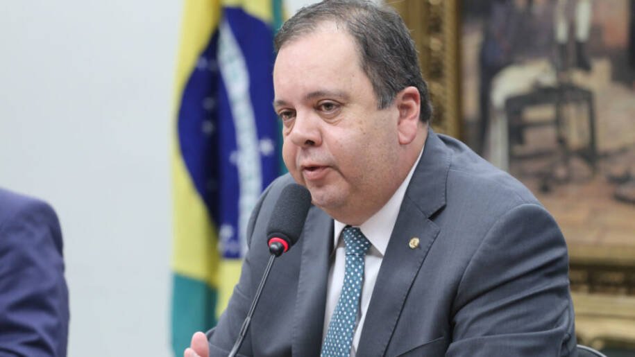 Deputado Elmar Nascimento muda autodeclaração para 'preto' e gera polêmica