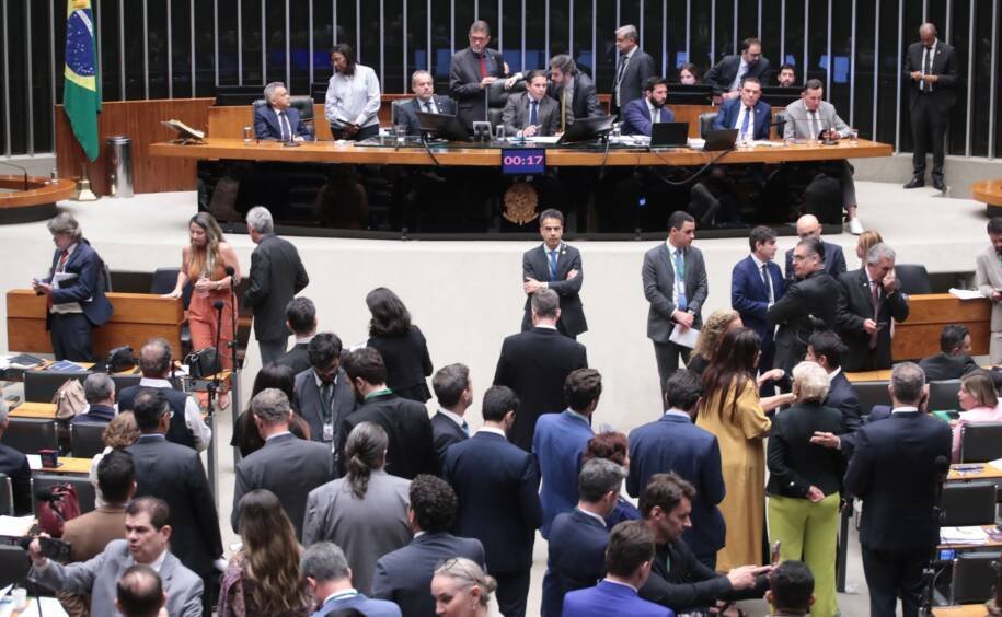 Deputados Federais recebem R$ 46 mil mensais e enfrentam penalidades severas