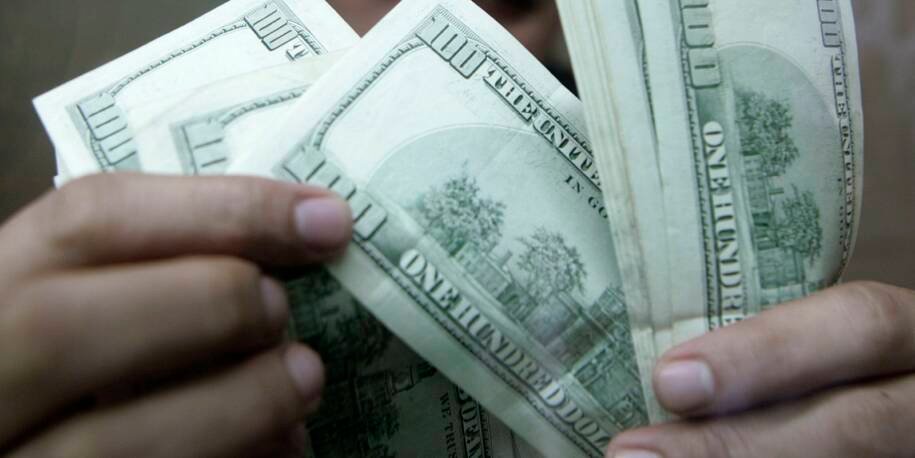 Dólar sobe, mas fecha julho com queda de 1,82%; Ibovespa avança 3,47%