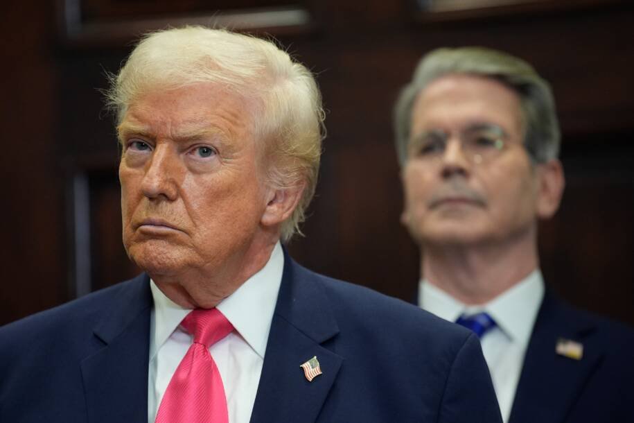 Donald Trump discute intervenção de Scott Bessent nos juros e arrecada US$ 850 milhões