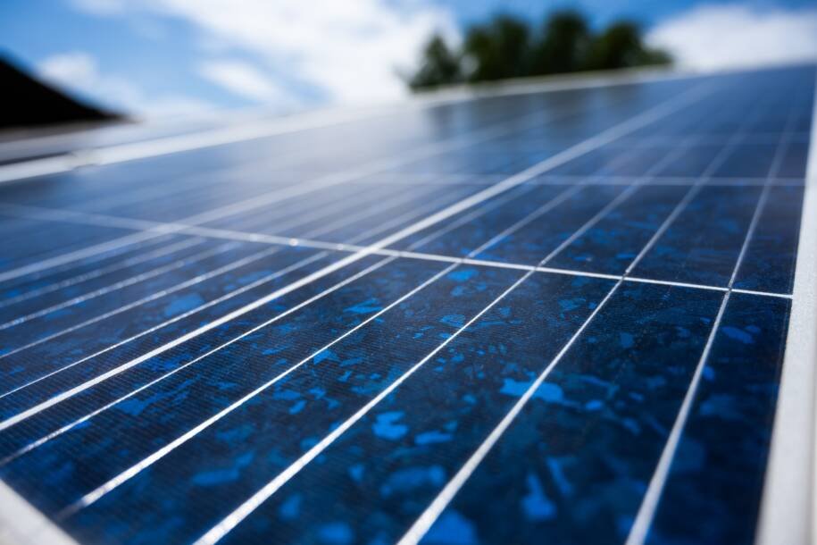 Donald Trump impõe tarifa de 15% sobre polissilício e gera tensão no setor solar