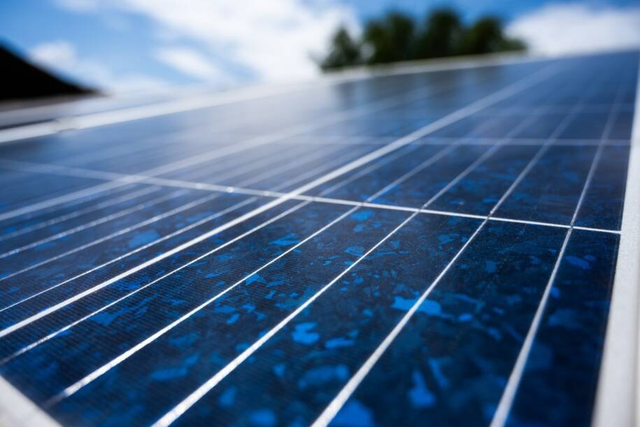 Donald Trump impõe tarifa de 15% sobre polissilício e gera tensão no setor solar
