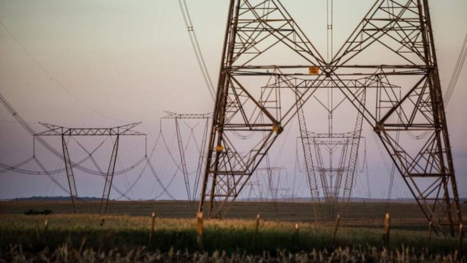 Economista alerta: conta de luz no Brasil é mais cara e freia competitividade
