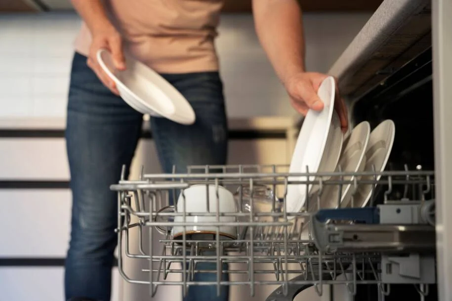 Electrolux e Brastemp enfrentam mau cheiro; descubra as causas e soluções
