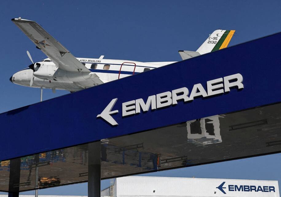 Embraer ganha destaque e projeta crescimento em meio a desafios com Airbus e Boeing