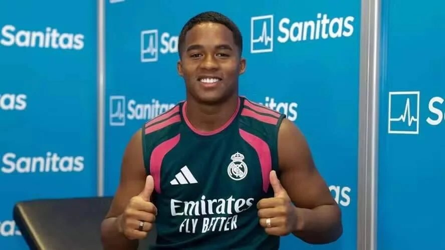 Endrick veste camisa 9 do Real Madrid enquanto Roma e Aston Villa fazem propostas