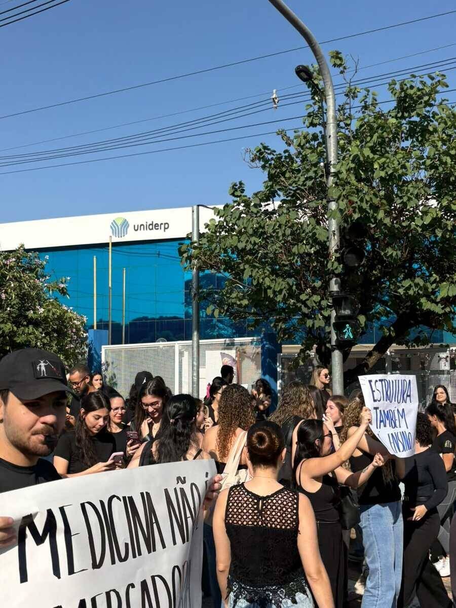 Estudantes da Uniderp exigem melhorias em Medicina após protesto tenso