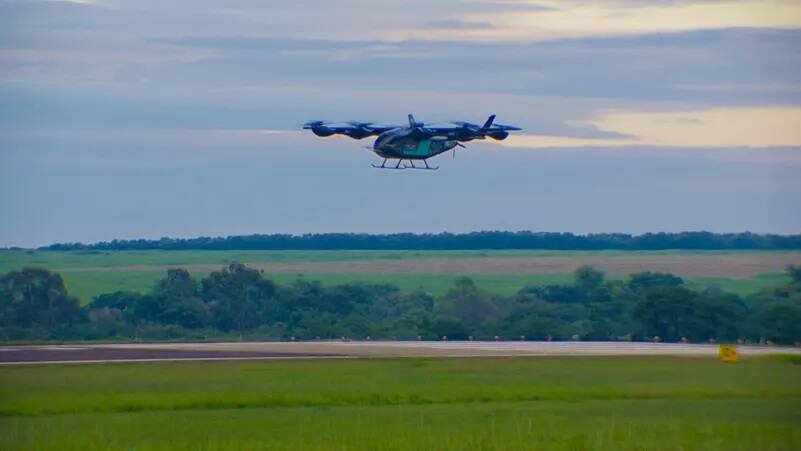 Eve Air Mobility realiza 1º voo do carro voador da Embraer e surpreende