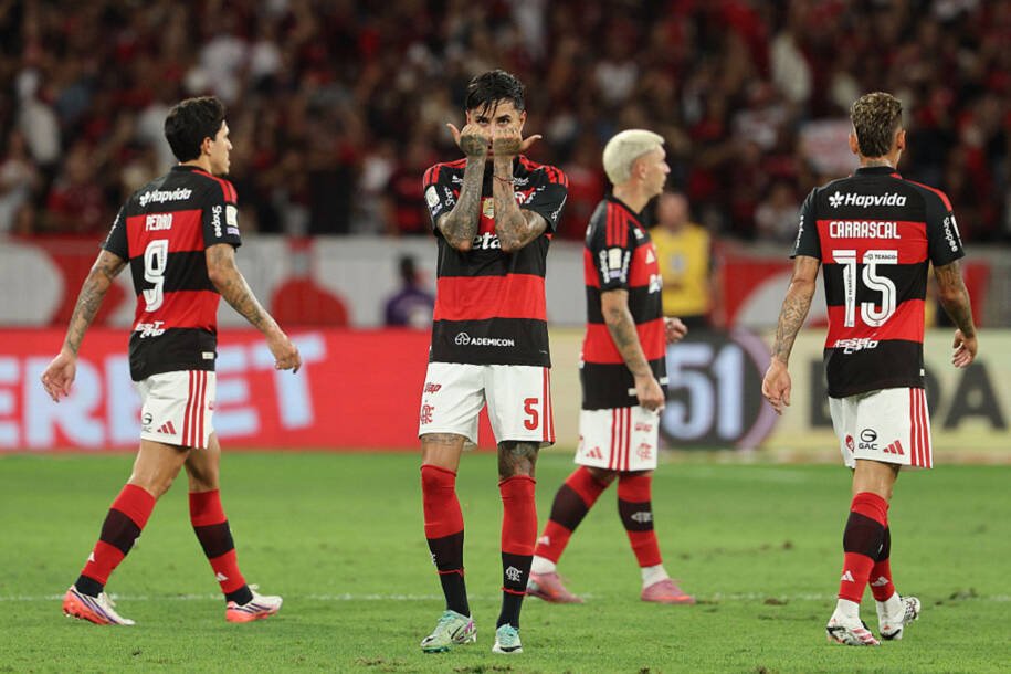 Flamengo domina Vitória e conquista vitória decisiva no Maracanã por 2-0