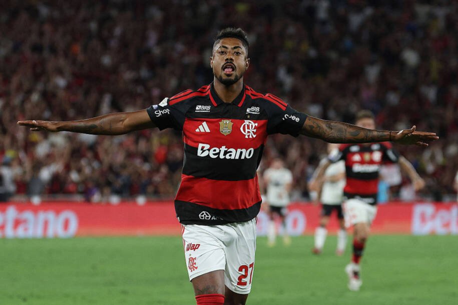 Flamengo vence Vitória por 2 a 0 e reduz distância para o Palmeiras na tabela
