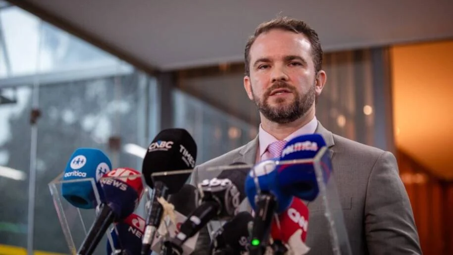 Flávio Bolsonaro aciona TSE contra Dario Durigan e Lula por uso de recursos públicos