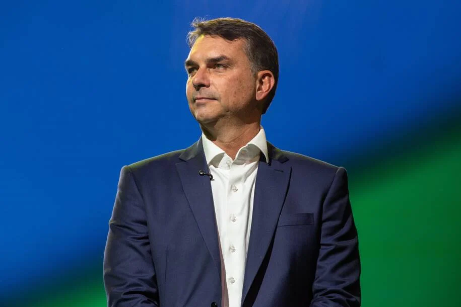 Flávio Bolsonaro apoia Marina Candia e Arthur Lira ao Senado por Alagoas em reviravolta