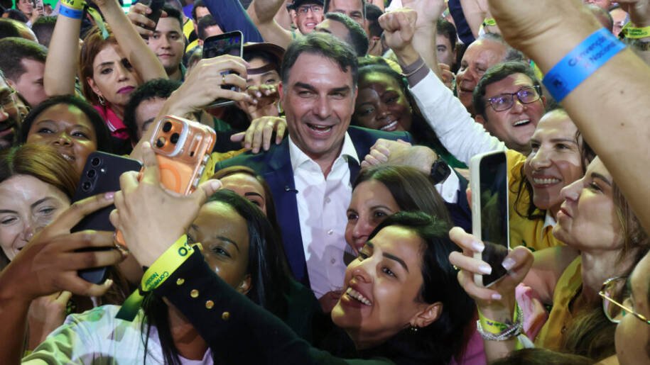 Flávio Bolsonaro apresenta PEC que extingue reeleição e busca apoio para 2030