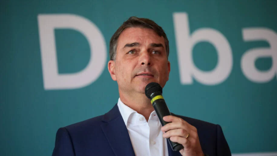 Flávio Bolsonaro apresenta plano de governo com propostas polêmicas para 2026