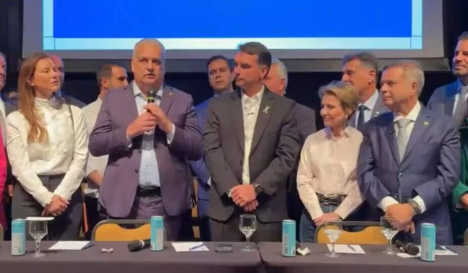 Flávio Bolsonaro apresenta tesoura e provoca críticas do PT com campanha audaciosa