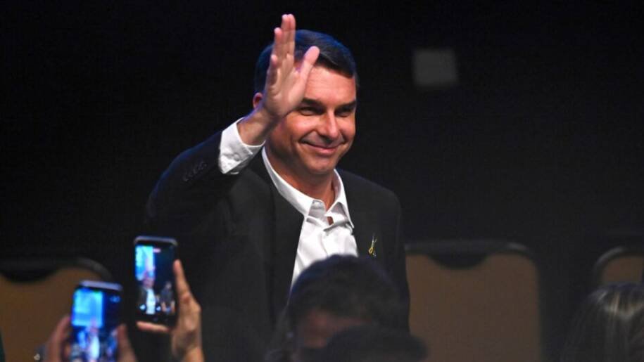 Flávio Bolsonaro critica Lula e alerta sobre 'bidenização' do Brasil